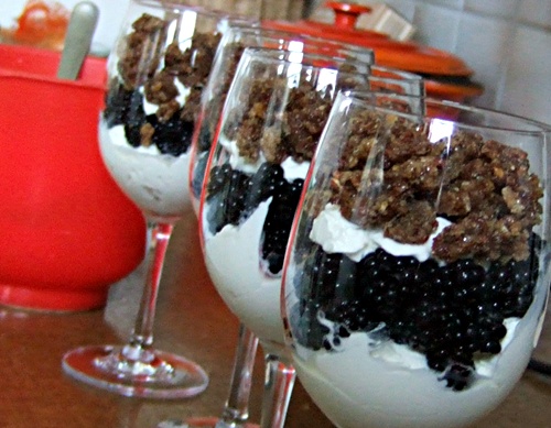 Trefflicher Trifle aus Brombeeren, Schwarzbrotkrokant und Mascarponecreme
