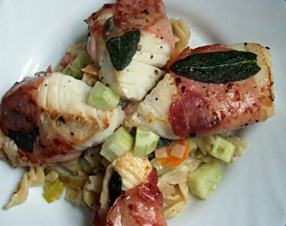 Saltimbocca vom Kabeljauloin auf Farfalle mit Freilandgurken