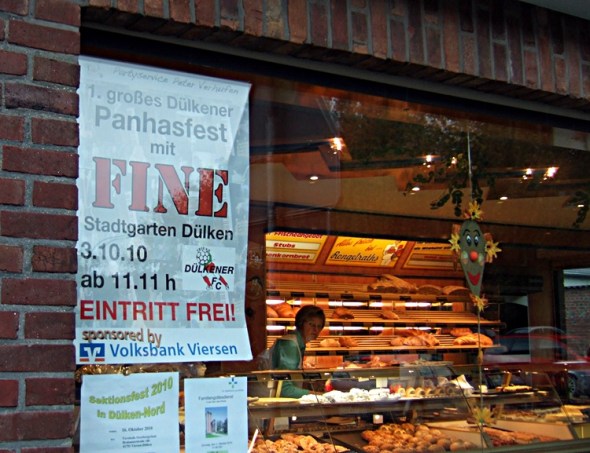 panhasfest Hinweis auf ein Fest zu Ehren der Blutwurst, sinnigerweise im Fenster der Konditorei Rongelraths