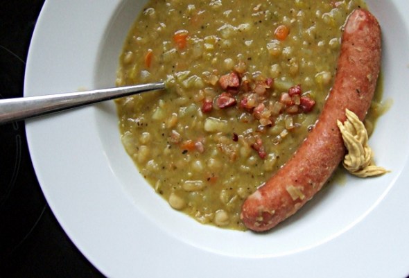 erbsensuppe Erbsensuppe mit Mettwurst und Senf