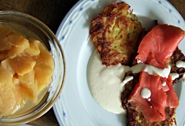Reibekuchen auf Quittendip mit Räucherlachs