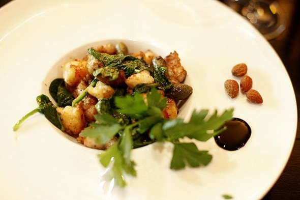 Eine Vorspeise: Geröstetes Kalbsbries mit Riesengarnelen und Kapernäpfeln