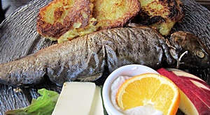 Geräucherte Forelle mit Reibekuchen