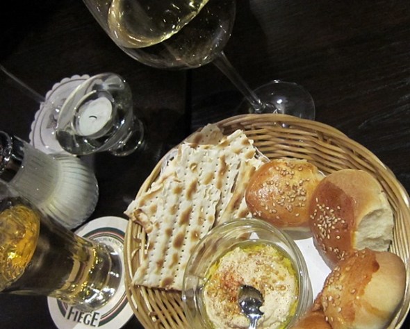 Freundlicher Gruß mit Matzen, Hefebrötchen und Hommos