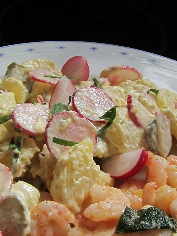 Kartoffelsalat mit Radieschen und Garnelen