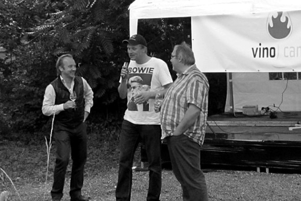 vc_bardong2 Die Vinocamp-Organisatoren Thomas Lippert und Dirk Würtz, zusammen mit Sommelier Hendrik Thoma (v.r.n.l.)