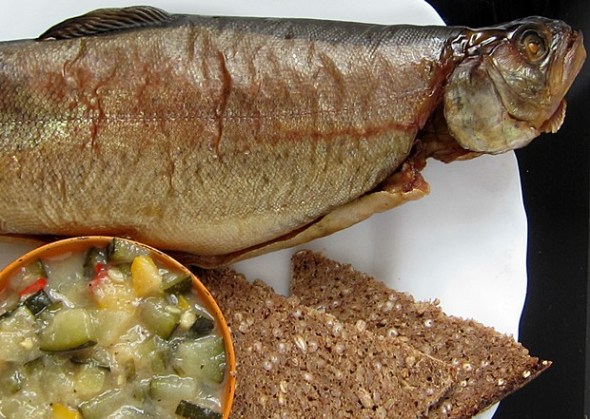 Geräucherte Forelle mit Zucchini-Stachelbeer-Chutney und Schwarzbrot