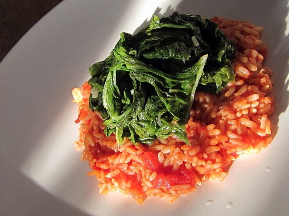 Mangold auf Tomatenreis