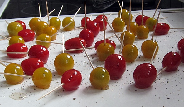 Karamellisierte Tomaten am Stiel